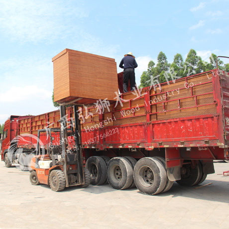 建筑模板訂單發往新疆工地